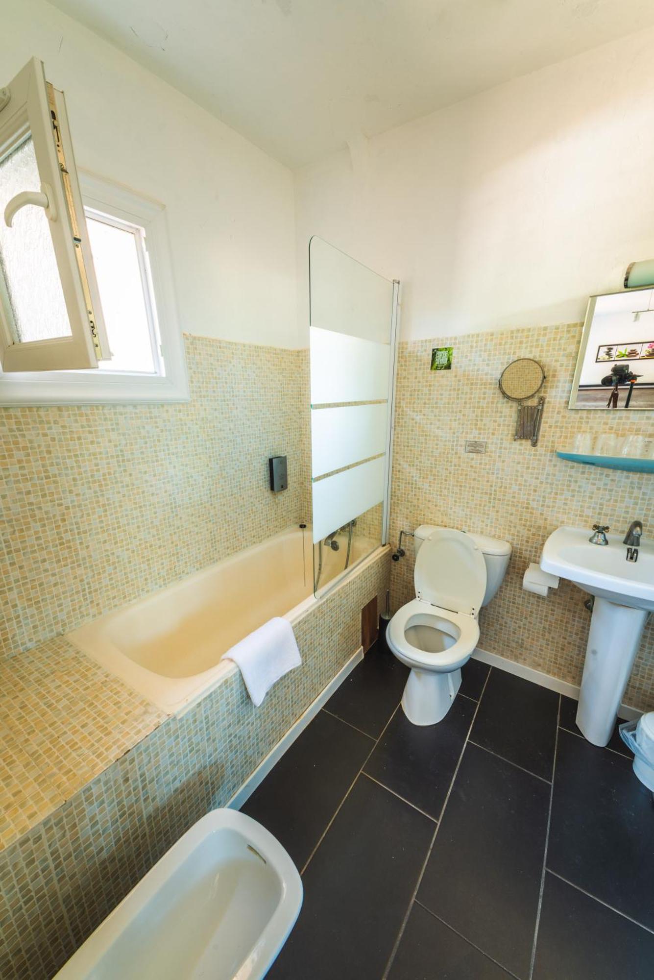 Hotel Logis La Bastide Des Golfs 3*